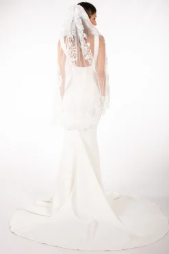 DAISY Short Wedding Veil with Lace Appliques